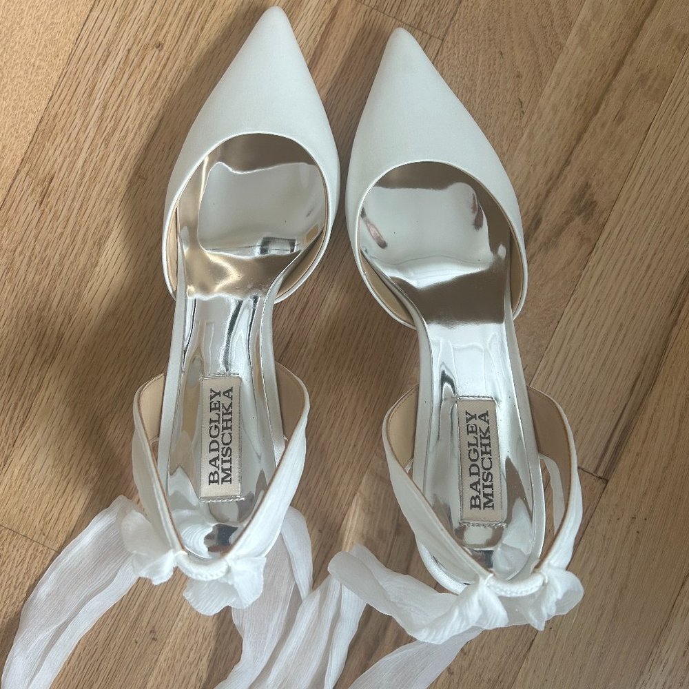 Badgley Mischka Blaze Pump in Soft White